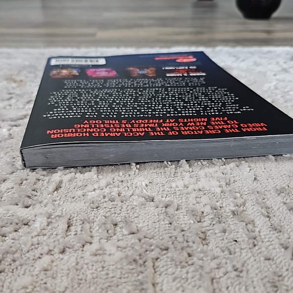 Five Nights at Freddy's- the Fourth Closet graphic novel - Picture 3 of 7